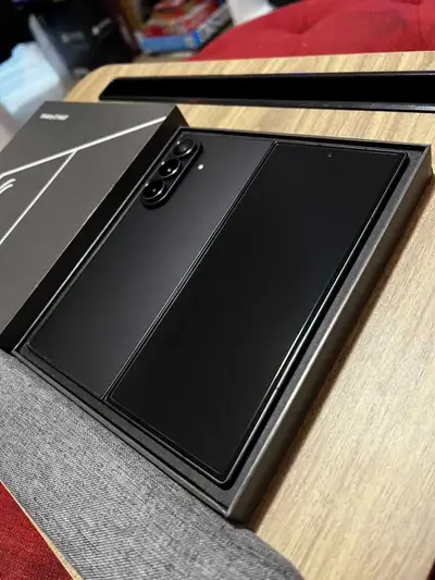 Samsung Galaxy Z Fold 7 256GB 10/10 Open to trades., View more