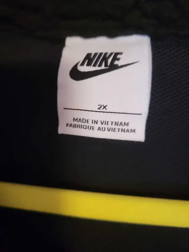 Nike crop Sherpa zip up jacket in Women's - Tops & Outerwear in Mississauga / Peel Region - Image 3