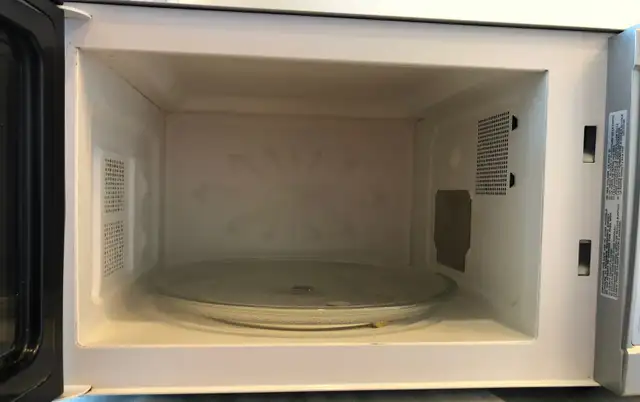 Used Sylvania 1.0 cu. ft. microwave oven in Microwaves & Cookers in Belleville - Image 3