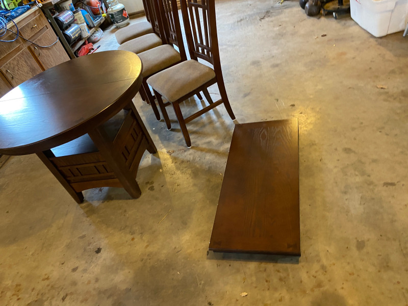 Beautiful round table with extra leaf & 4 chairs Dining Tables & Sets