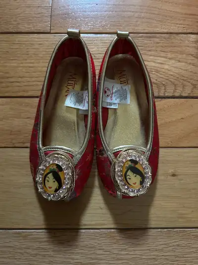 These Disney Princess Mulan flats are perfect for your little one! These eye catching shoes are in g...