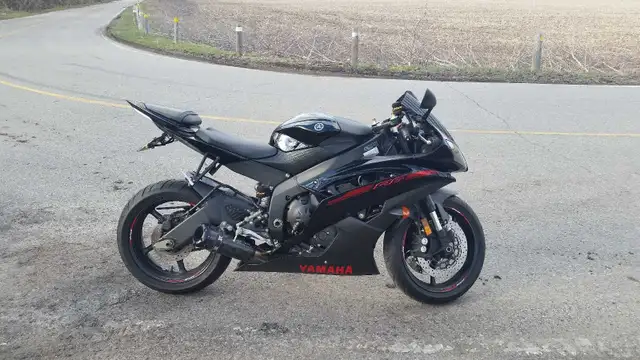 2015 yamaha r6 in Sport Bikes in Timmins - Image 2