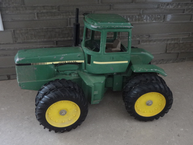 Vintage John Deere 1/16 Scale 4 Wheel Drive Diecast Tractor in Arts & Collectibles in Saskatoon