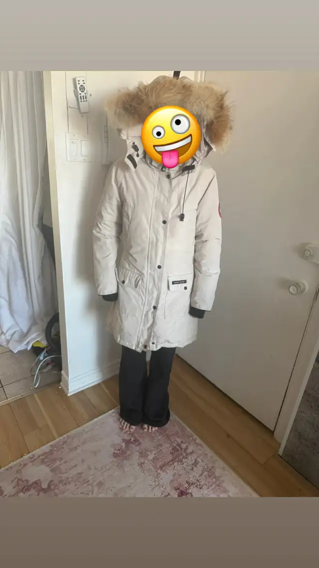 Canada goose / Small Authentifié in Women's - Tops & Outerwear in Laval / North Shore - Image 2