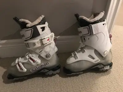 SALOMON LADIES DOWNHILL SKI BOOTS, SIZE 6.5/7. EXTREMELY WARM AND VERY COMFORTABLE. RARELY USED. CAN...