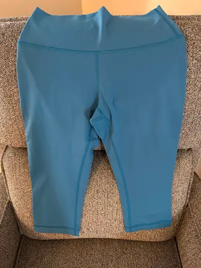 Lululemon crops. Size dot missing. Look like size 6. EXCELLENT used condition!!