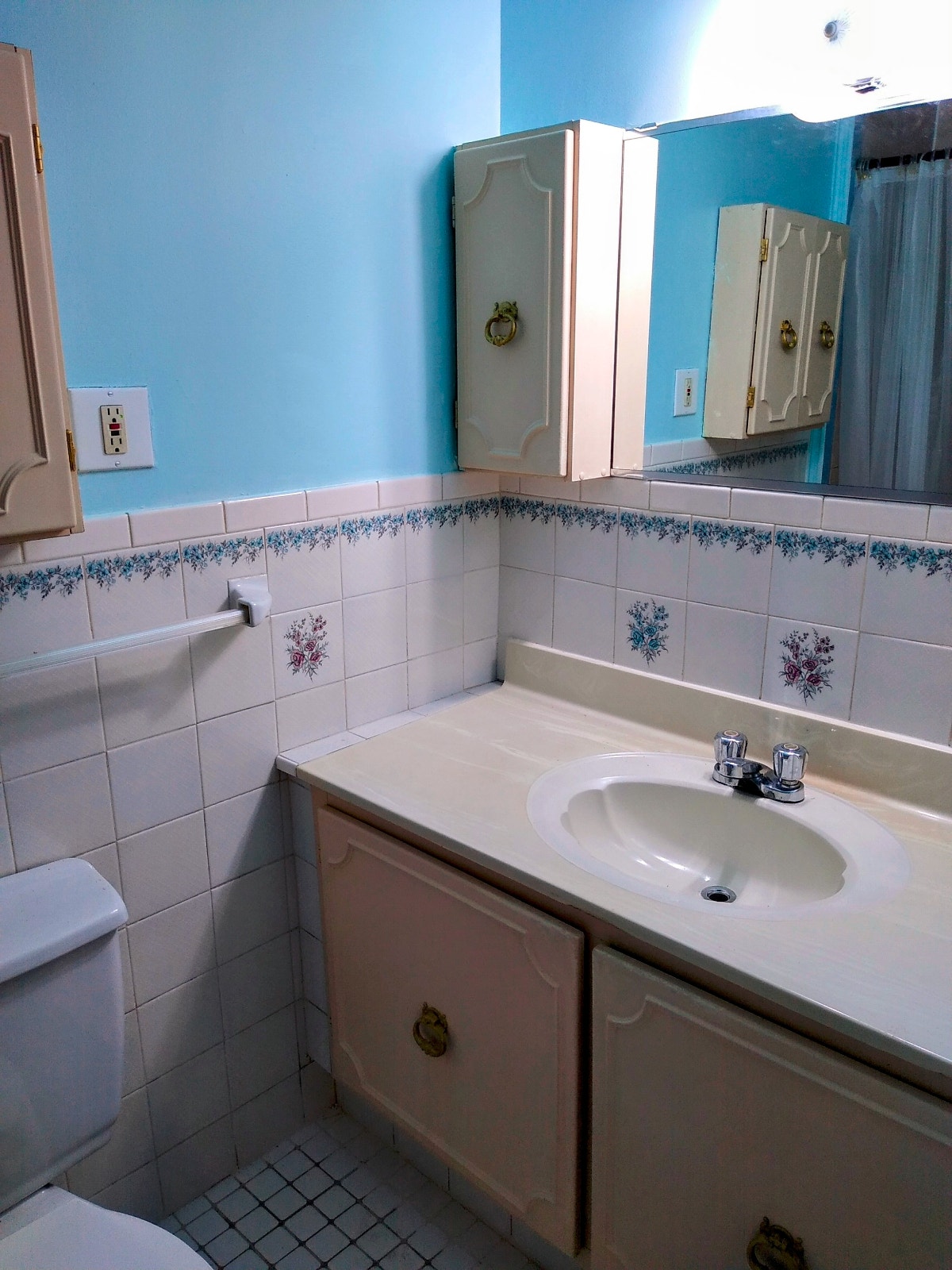 5 1/2 ground floor with 1.5 bathrooms, available October 1st — photo 2