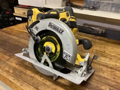 Brushless 7 1/4” Circular Saw / Brake and 1 - 5.0 Ah XR Battery. In Excellent Used Shape and Working...