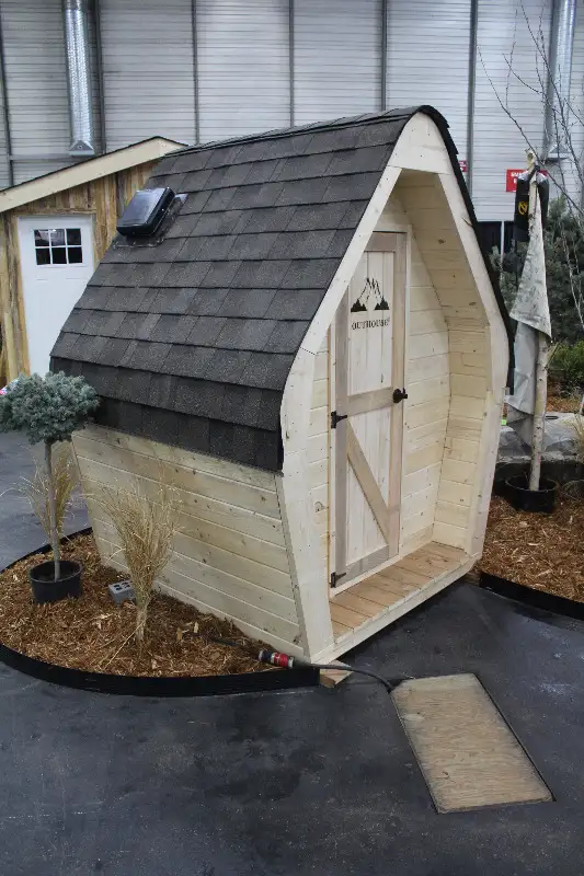 Outhouse - Cabin style in Outdoor Tools & Storage in North Shore - Image 4