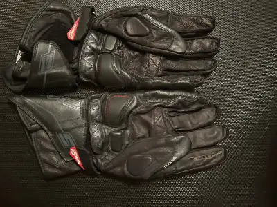 These are a pair of Five 5 RFX2 leather motorcycle gloves in size XL that offer excellent protection...