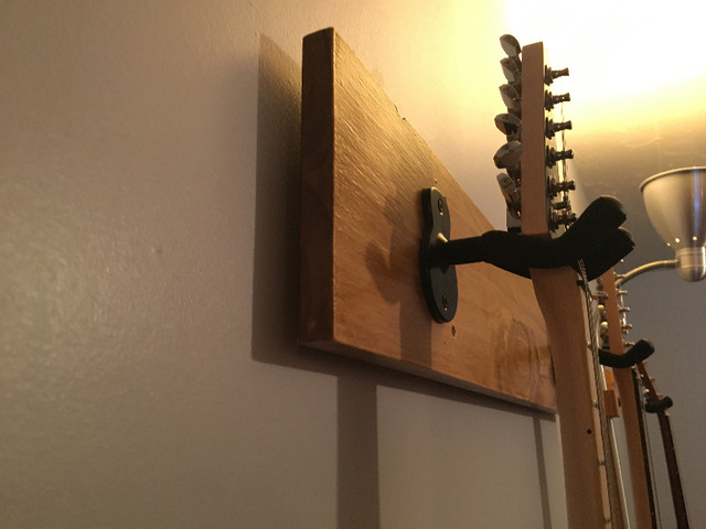 Dual Guitar Wall Mounts in Guitars in City of Montréal - Image 4