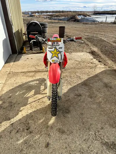 2007 crf150r Needs a new chain, rear tire tred is worn down, it was always ran on premium fuel. Oil...