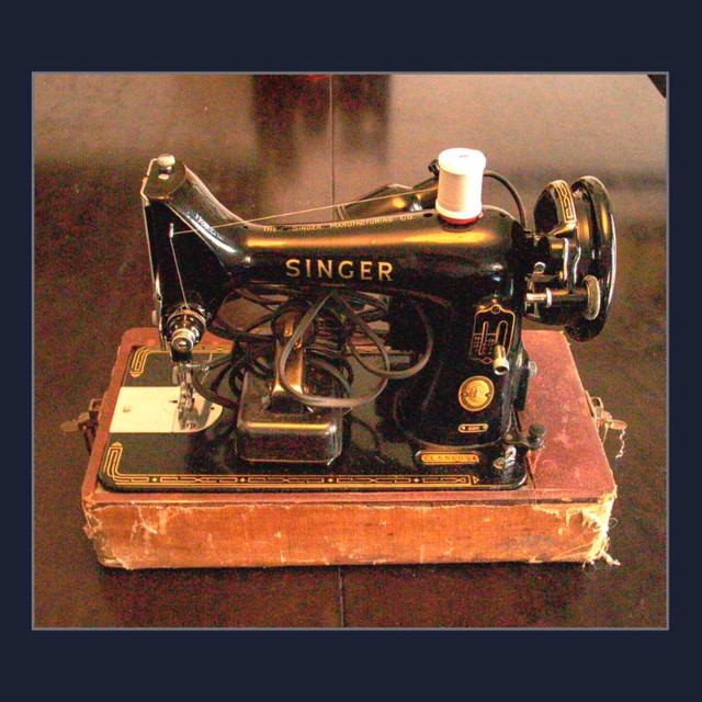 Singer Sewing Machine - Vintage in Hobbies & Crafts in Mississauga / Peel Region