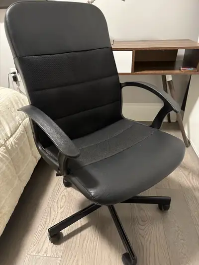 This is a used Ikea Renberget office chair, perfect for your home office setup. The chair features a...