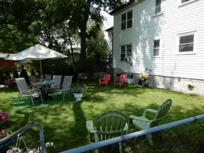 Stunning 2 bedroom apartment, close to downtown, KGH, & more