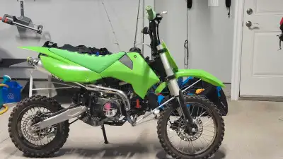 Conquer off-road trails with the Apollo RFZ Open LWB 125cc Dirt Bike. Featuring a powerful 125cc eng...