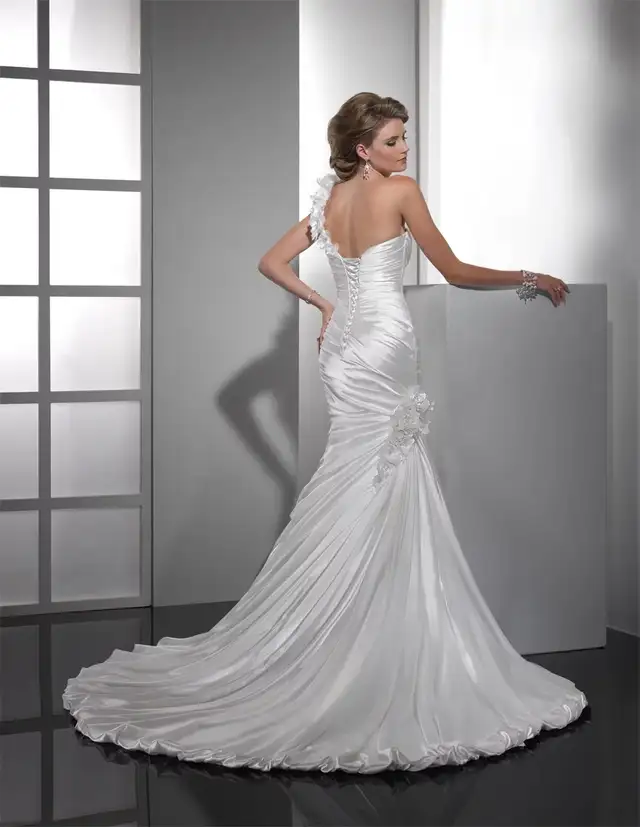 WEDDING DRESS (Size 6) --- Sottera + Midgley (ADORAE ROSE) in Wedding in Mississauga / Peel Region - Image 5