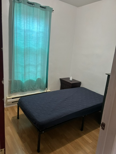Petite chambre meublée dans un appartement de 6,5 pièces au dernier étage d'un triplex. Le prix comp...