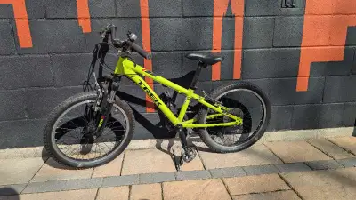 This is a Trek 20-inch kids' bike, perfect for young riders ready to hit the trails or cruise around...