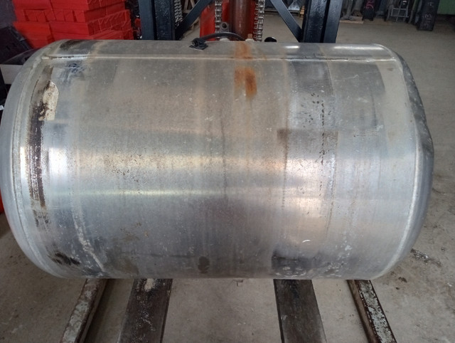 Reservoir  50 gallons en aluminium peterbilt dent dans Autre  à Victoriaville - Image 3