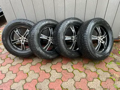 Pneus d'hiver Nokian Nordman 235/60 R18 sur mags avec TPMS. Il reste 8/32 et 7/32. Étaient sur 2015...