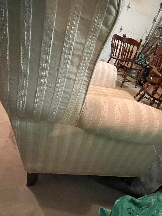 BEAUTIFUL CREAM ARMCHAIR (GOOD CONDITION) in Chairs & Recliners in Gatineau - Image 3