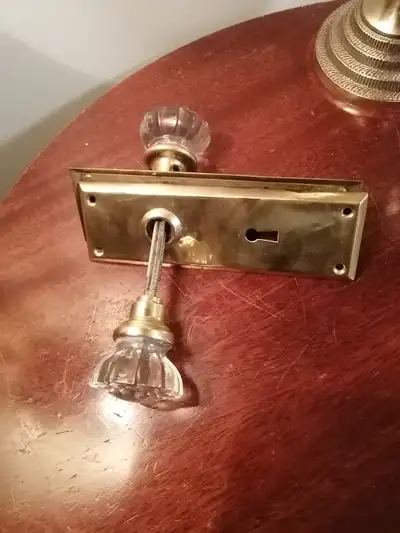 For your consideration, is this great set of crystal door knobs, complete with solid brass backs. Th...