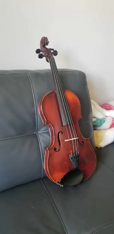 This vintage French violin from the 1920s offers a rich sound and a piece of musical history. It's i...