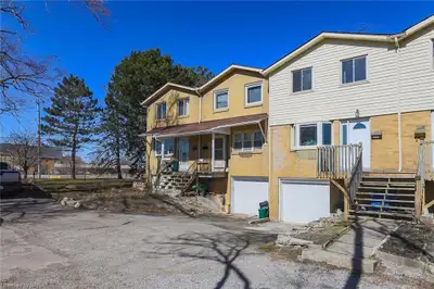 LOVELY & VERY SPACIOUS 3 BR + 3 BATHS TOWNHOUSE WITH GARAGE. THIS FABULOUS HOME FEATURES HARDWOOD FL...