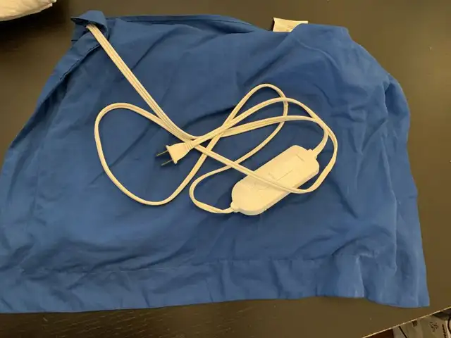 Electric heat pad with washable cover