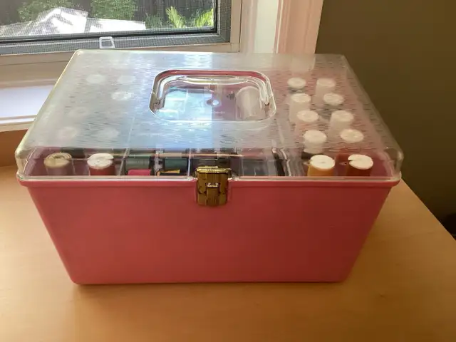 Coffret à couture vintage rose en Super État  in Hobbies & Crafts in Laval / North Shore - Image 2