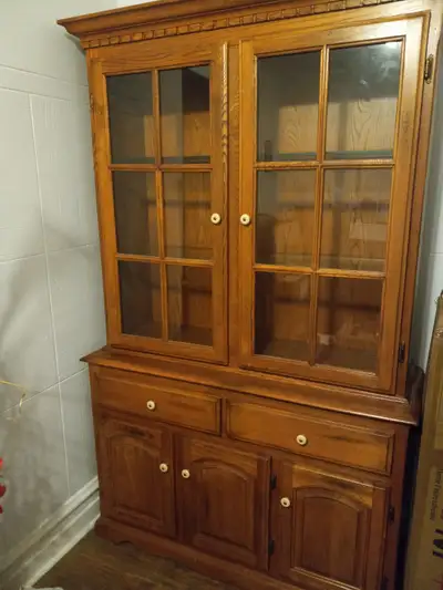 Très beau meuble en bois véritable composé d'une base et d'une huche avec tablettes en vitre et port...