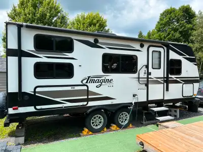 Roulotte à vendre – Camping Sommet, Bromont ️ À vendre : Roulotte en excellente condition, présentem...