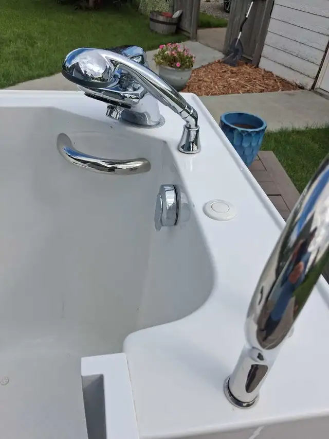 Walk-in Tub556114110495467522