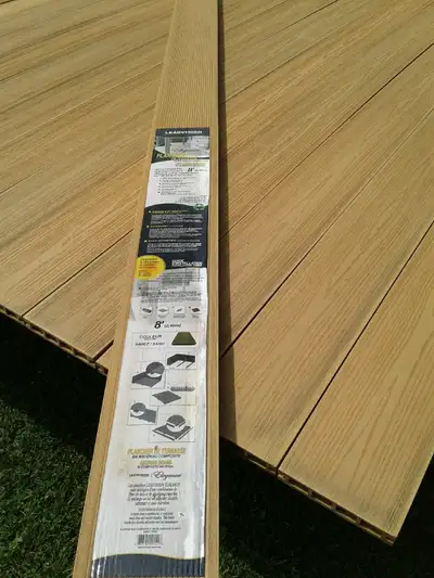 20 planches en composite ( fibre de bois et plastiques recyclés ) 1" x 5.3" x 8' couleur sable. Embo...