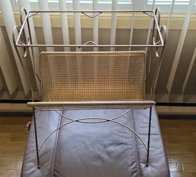 Porte-revues vintage en métal doré, View more