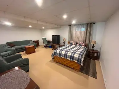 Private room with private bathroom in Portland (August 1)