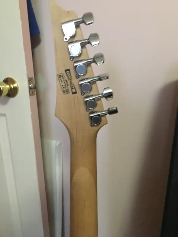 Ibanez Gio Metallic White w/ Tremolo Bridge & Hard case in Guitars in Mississauga / Peel Region - Image 8