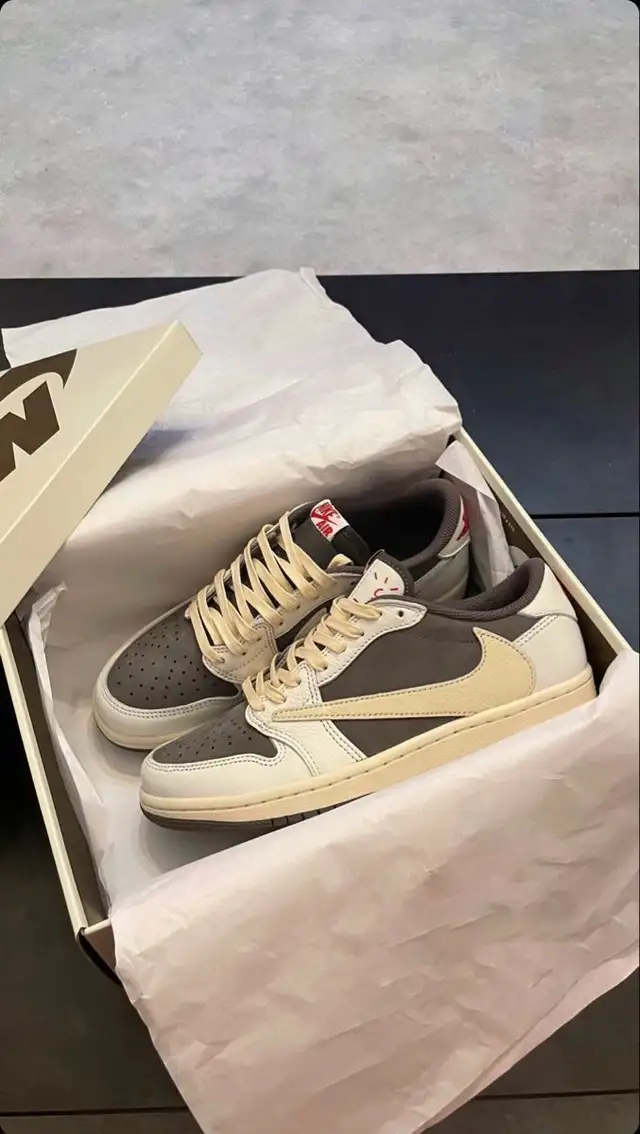 Jordan 1 Retro Low SP Travis Scott Reverse Mocha in Men's Shoes in City of Toronto - Image 5