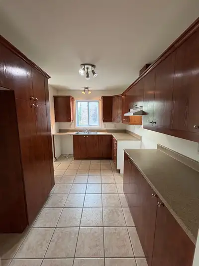 5½ rénové au rez-de-chaussée à Le Gardeur – 1246 pi², 2 stationn