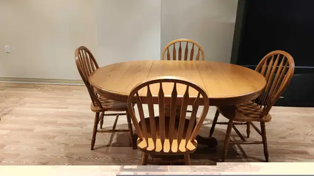 Table and chairs in Dining Tables & Sets in Markham / York Region - Image 3