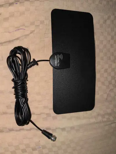 Enjoy free over-the-air TV channels with this used digital TV antenna, perfect for getting local bro...