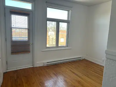 41/2 3e étage triplex, entrées lav-séch, ensoleillé, terrasse, libre maintenant.