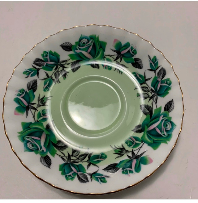 VINTAGE ROYAL ALBERT tea cup  and saucer Lakeside Series Grasmer in Kitchen & Dining Wares in St. Catharines - Image 3