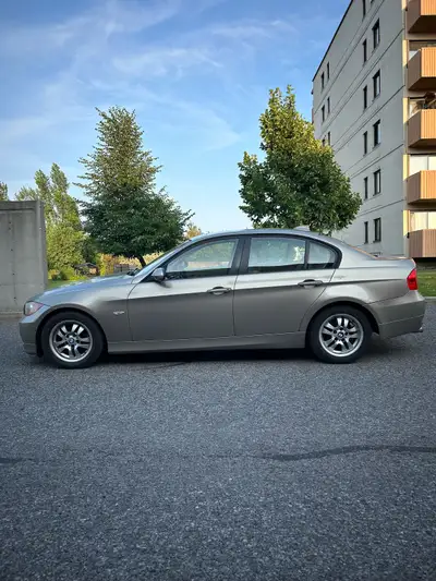 BMW 323i 2007, transmission manuelle, traction arrière, air climatisé, toit ouvrant.