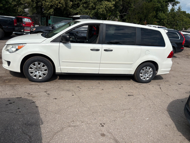 2012 Volkswagen Routan in Cars & Trucks in Mississauga / Peel Region - Image 2