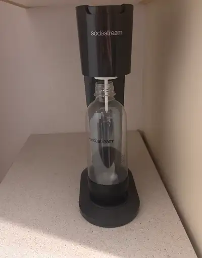 Soda Stream et Cylindre de réserve CO2/with CO2 Reserve cylinder, View more