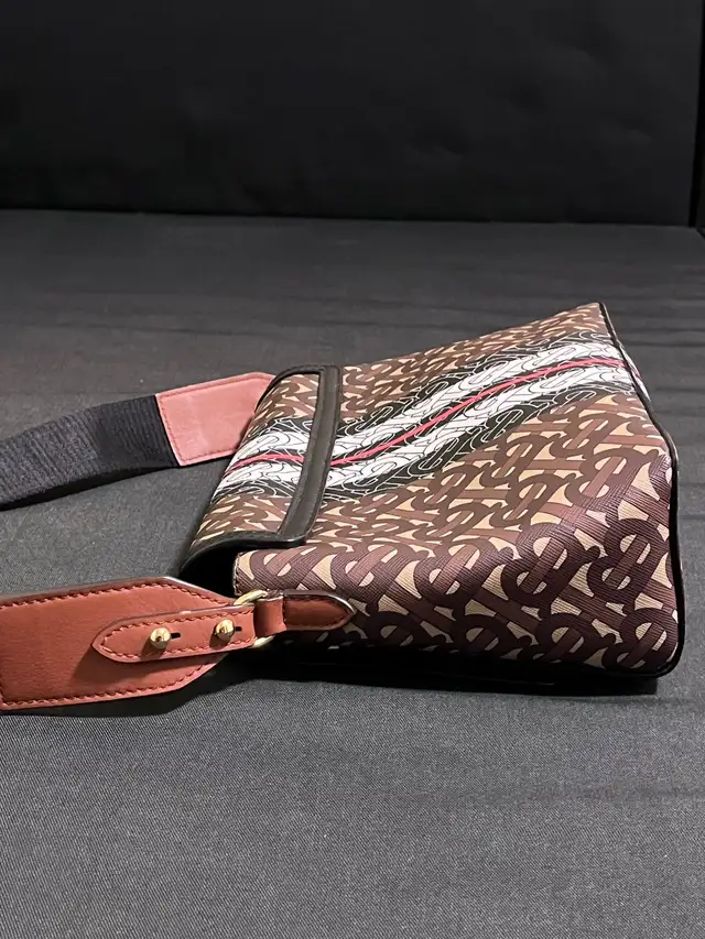 Burberry crossbody bag in Women's - Bags & Wallets in City of Toronto - Image 7