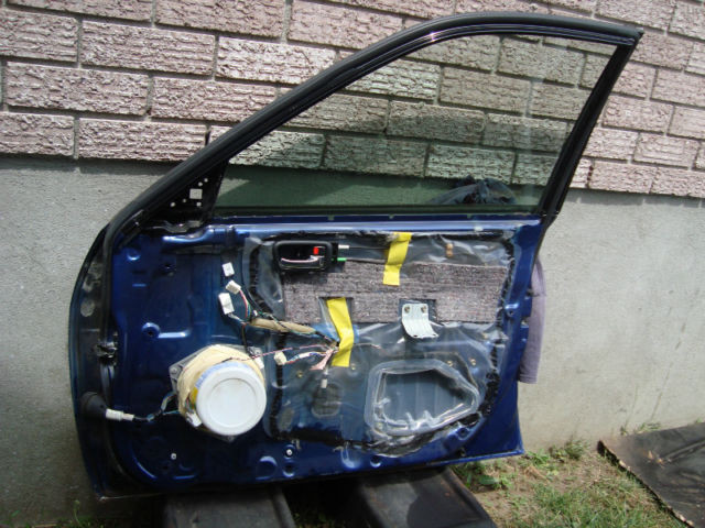 Lexus is300 porte passager bleu (rouillé) in Auto Body Parts in Gatineau - Image 2