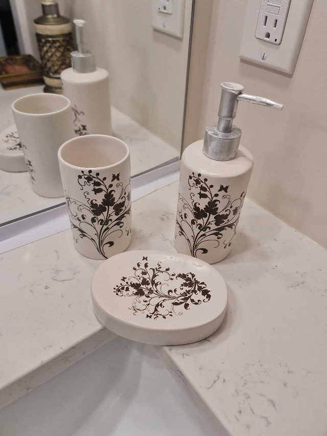 3 pieces bathroom accessories  in Bathwares in London